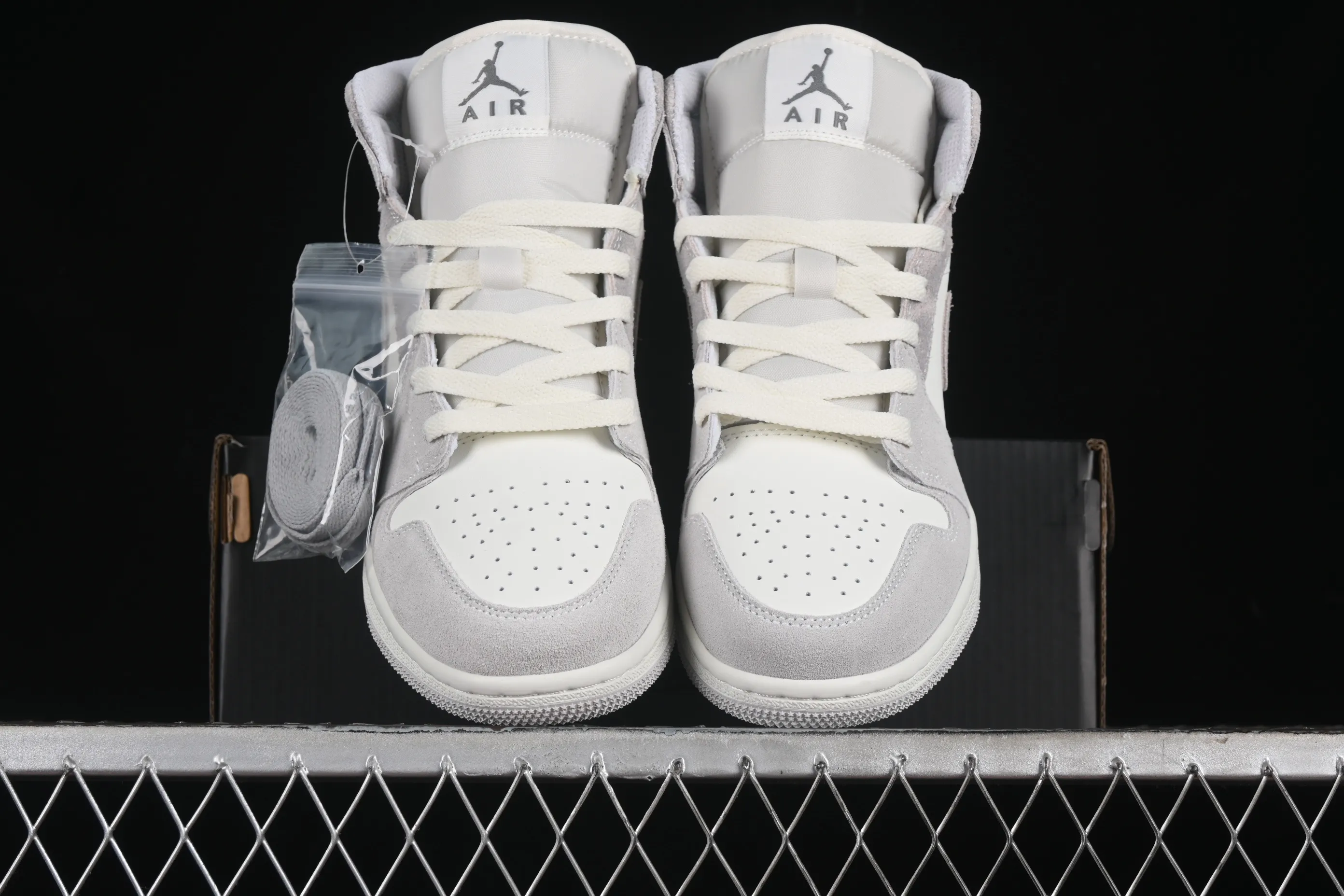 All categories Air Jordan Jordan series basketball shoes Air Jordan 1 Mid Air Jordan 1 Mid AJ1 Joe 1 white and gray color Zhongbang basketball shoes FQ7720-002
